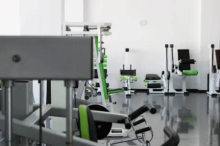 Vista de la sala de LoBel Gym con máquinas y equipamiento interior